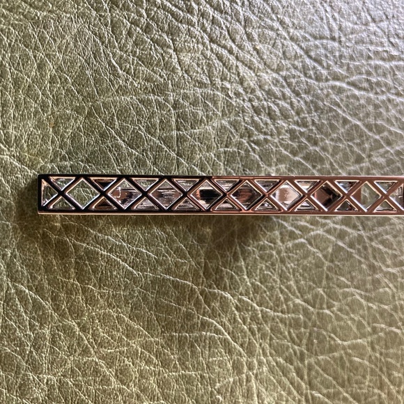 Roundtree & Yorke Silver-Tone Geometric Tie Bar - Picture 6 of 6